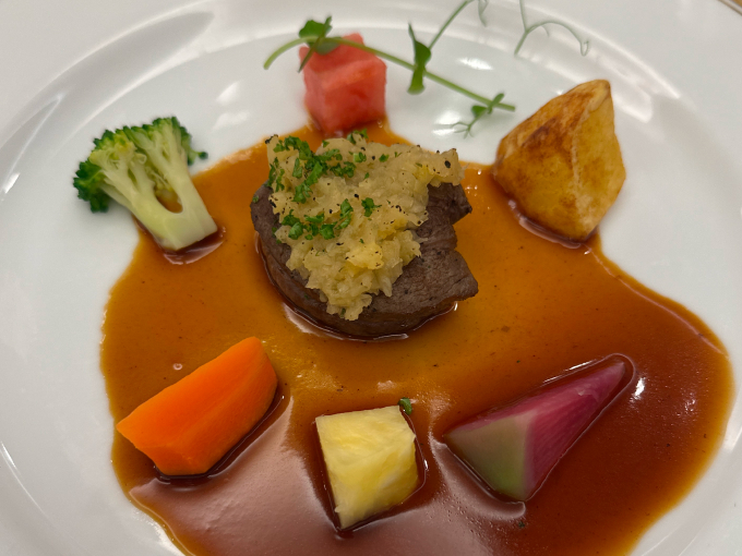 牛フィレ肉のポワレ パイナップルのシャリアピン風 フルーツと野菜のコラボレーション